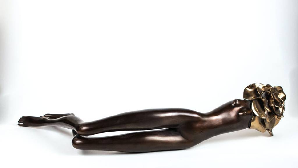 Bruno Bruni, geb. 1935 Gradara, Femme aux rose, Bronzeskulptur, signiert und nummeriert 212/250, Venturi Arte Stempel, L. ca. 78cm