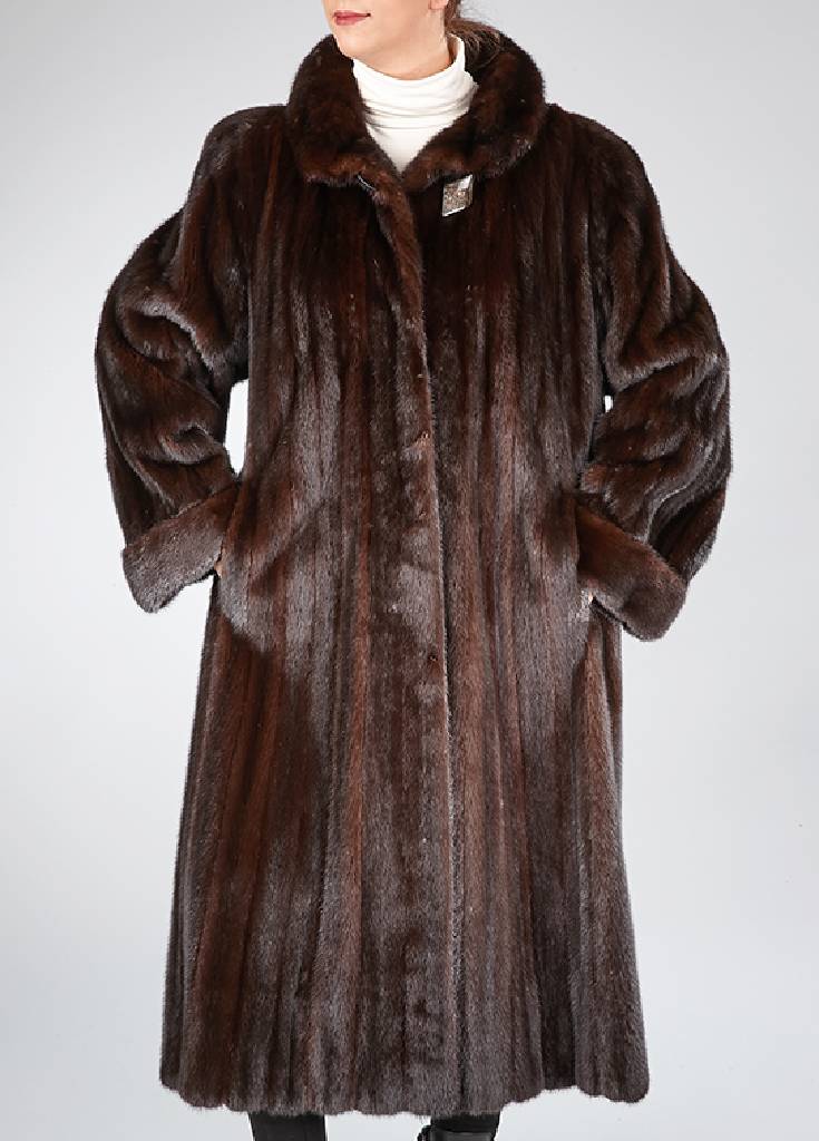 Dunkelbrauner Nerzmantel, Gr. ca. 44, dunkelbraune längs verarbeitete Felle, braun gemustertes Innenfutter, Saga Mink, 1 Innentasche, 2 seitl. ...