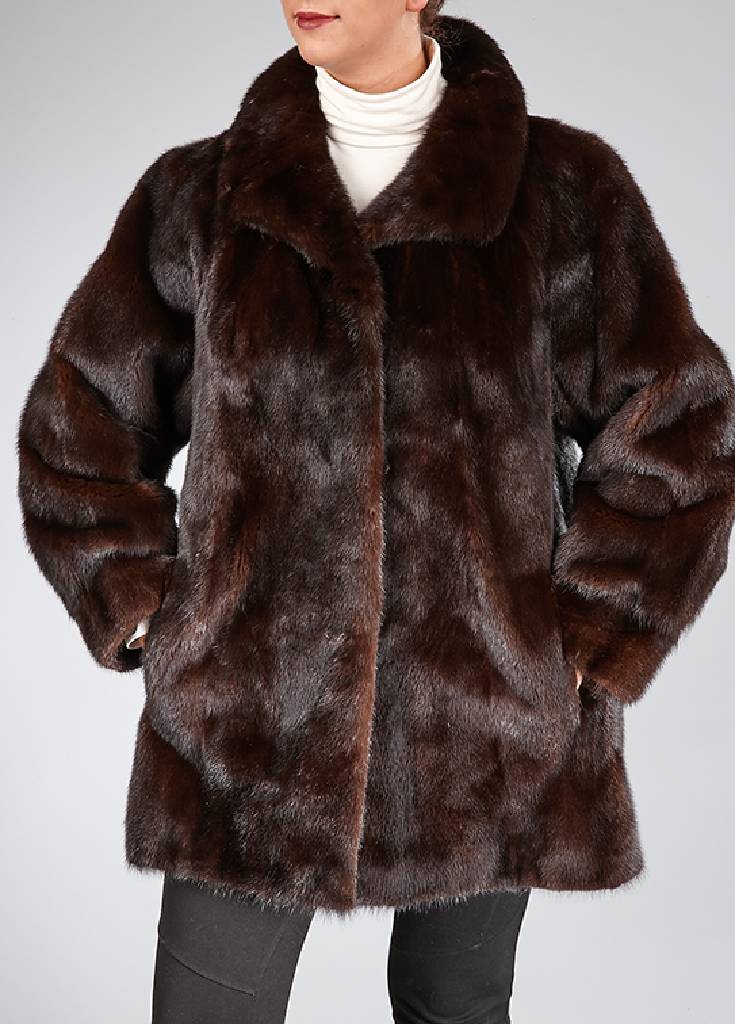 Dunkelbraune Nerzjacke, Gr. ca. 44/46, Felle längs verarbeitet, dunkelbraun gemus- tertes Innenfutter, 2 seitl. Einschubtaschen, Rückenl. ca. 78 cm