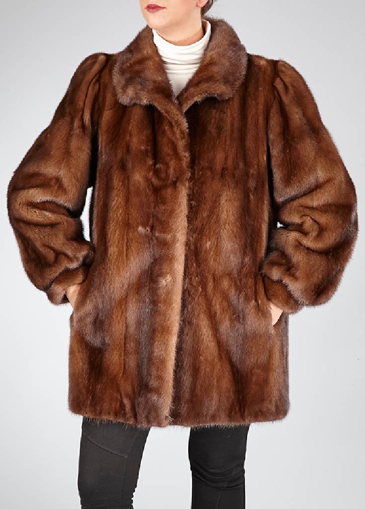Braune Nerzjacke, Gr. ca. 40/42, Felle längs verarbeitet, goldbraunes Innenfutter, gemustert, Label: Saga Mink, Reverskragen, 2 seitl. ...