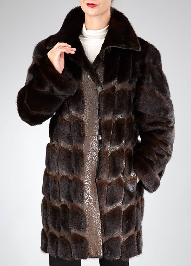 Nerzlongjacke, Gr. ca. 40/42, Fellrauten quer verarbeitet, Reverskragen, abgesetzt mit Breitschwanz-Persianerleder, schwarzes Innenfutter, zwei ...