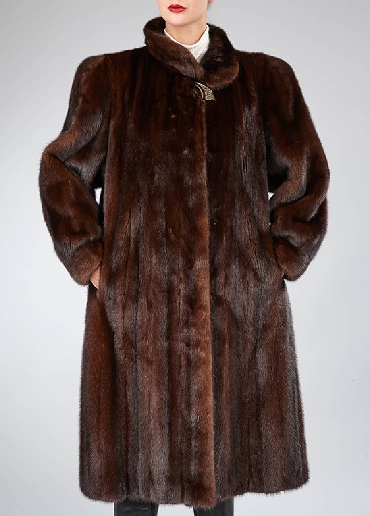 Dunkelbrauner Nerzmantel, Gr. ca. 42/44, längsverarbeitete Felle, 2 seitliche Einschubtaschen, kl. Kragen mit Zierknopf, Rückenlänge ca. 110 cm