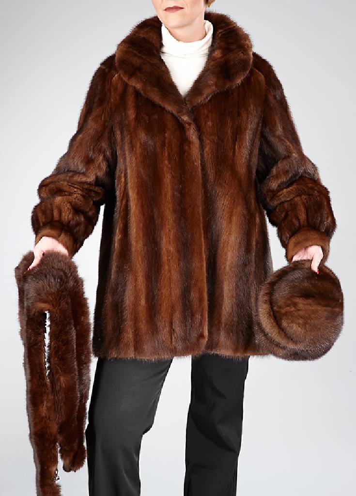 Nerzlongjacke, Gr. ca. 38/40, längsverarbeitete Felle, zwei seitliche Einschubtaschen, Ärmel mit Manschetten, Heidelberger Pelzstudio, ...
