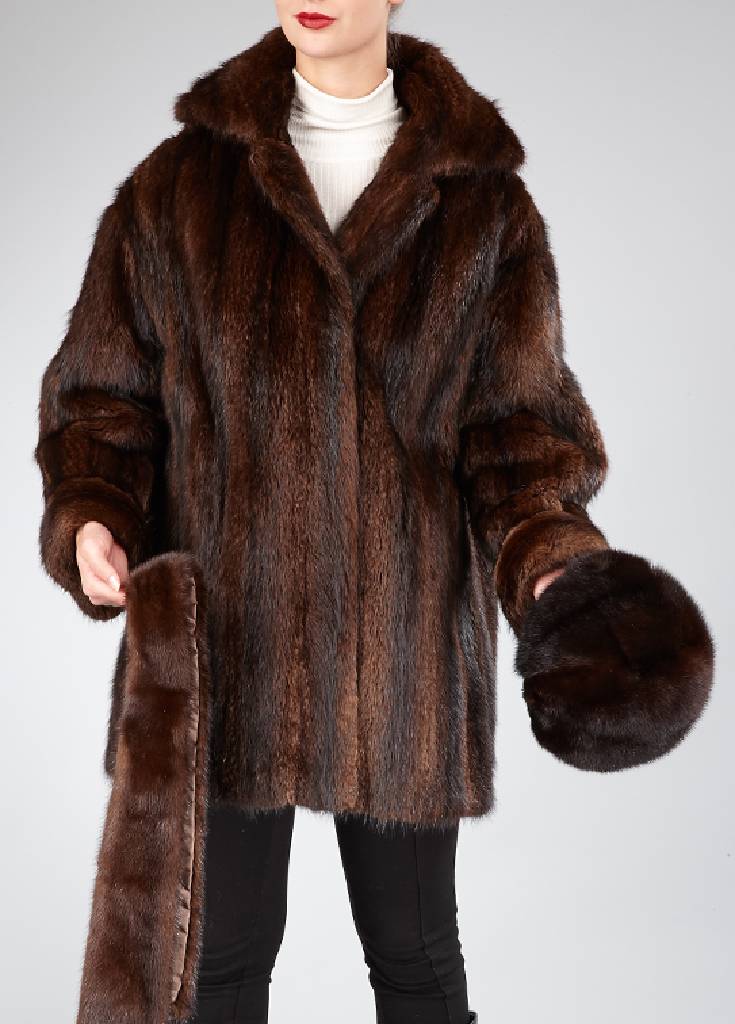Nerzlongjacke, Gr. ca. 38/40, längsverarbeitete Felle, zwei seitliche Einschubtaschen, Ärmel mit Manschetten, Rückenl. ca. 81 cm. dazu Mütze und ...