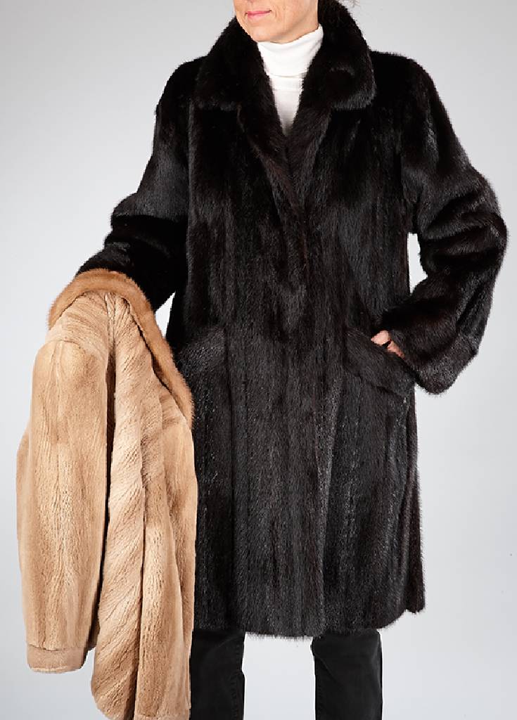 Konvolut Nerzmantel und Jacke, 1 Jacke, Gr.ca. 38, geschorene Felle längs verarbeitet, Reverskragen, 2 seitl Einschubtaschen, braunesInnenfutter ...