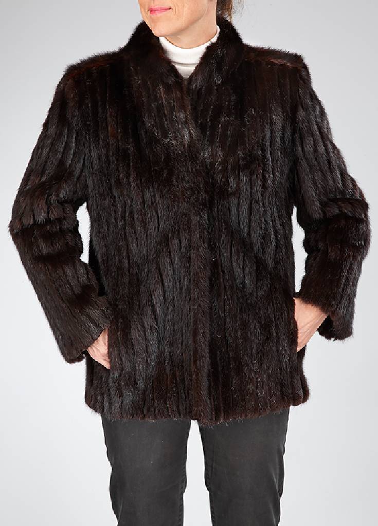 Schwarze Nerzjacke, Gr. ca. 40, schwarze Felle längs verarbeitet, schwarzes Innenfutter, 2 seitl. Einschubtaschen, Rückenl. ca. 71 cm