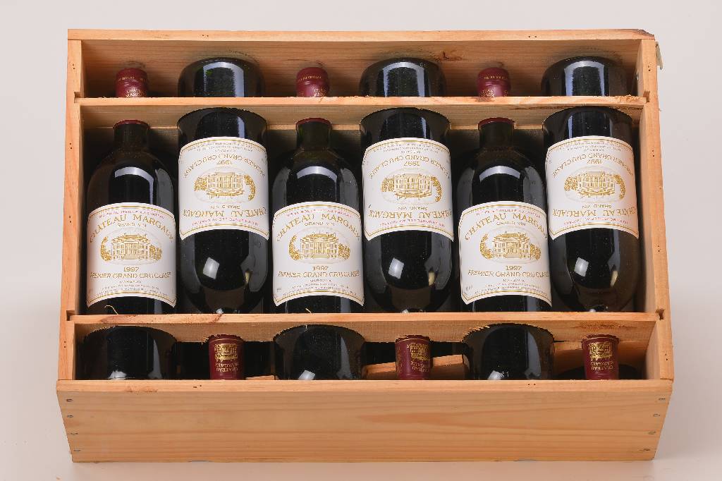 12 Flaschen 1997 Chateau Margaux, Margaux, je ca. 75 cl, Füllstände: je ca. into neck, unverkostet, in dieser Form selten im Angebot,in der ...