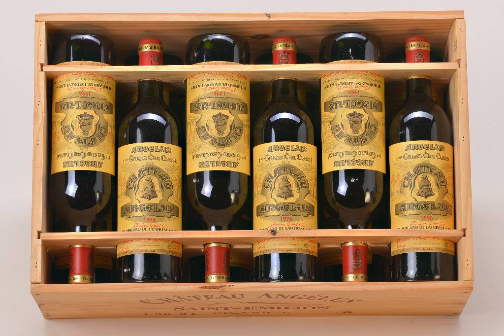 12 Flaschen 1996 Chateau Angelus, Saint Emilion, je ca. 75 cl, Füllstände: je ca. top shoulder und into neck, in der Originalholzkiste, ...