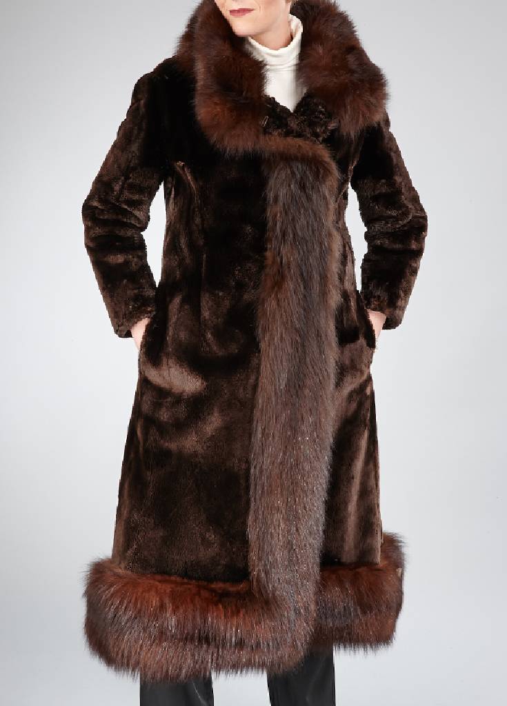 Geschorener dunkelbrauner Nerzmantel, Gr. ca. 34/36, Stehkragen und Saumabschluss mit braunen Fuchsfellen, 2 seitliche Einschubtaschen, schwarzes ...