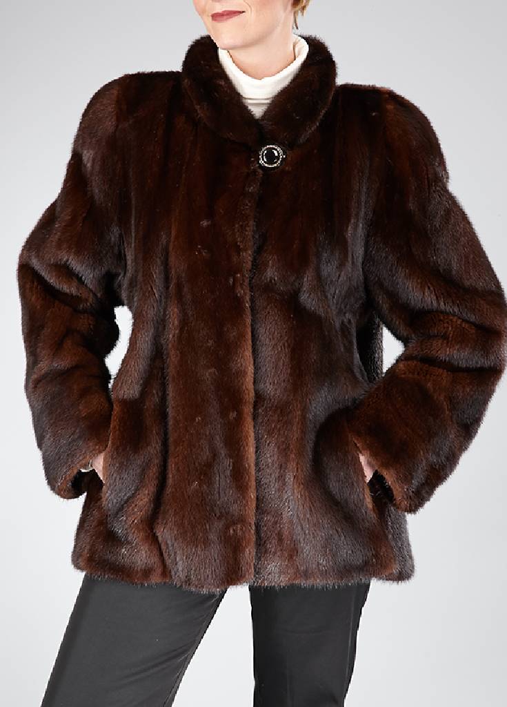 Dunkelbraune Nerzkurzjacke, Gr. ca. 40, braune Felle längs verarbeitet, braun schwarz gemustertes Innenfutter, 1 Innentasche, Reverskragen mit ...