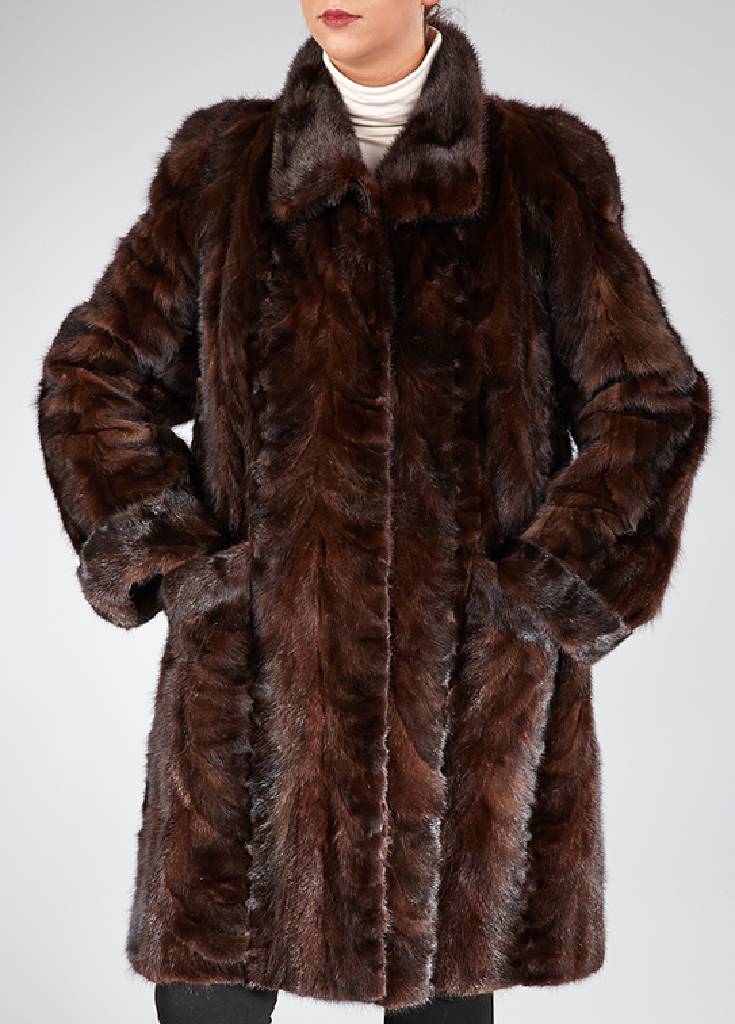 Dunkelbraune Nerzlongjacke, Gr. ca. 40/42, Nerzstücke, dunkelbraunes Innenfutter, Kragen mit Zierknopf, 1 Innentasche, 2 aufgelegte ...