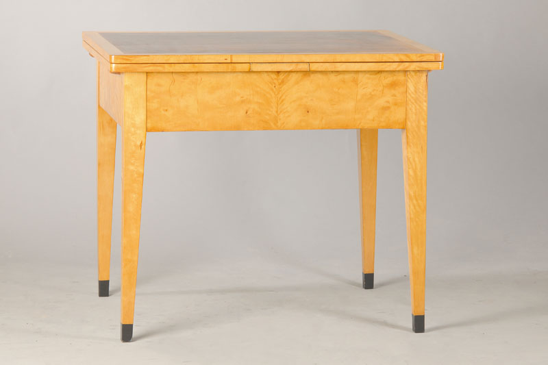 Ausziehtisch um 1860, Ahorn mit Ledereinlage, ca. ca. 79.6x93.5x70.3 cm, l.Alterssp.