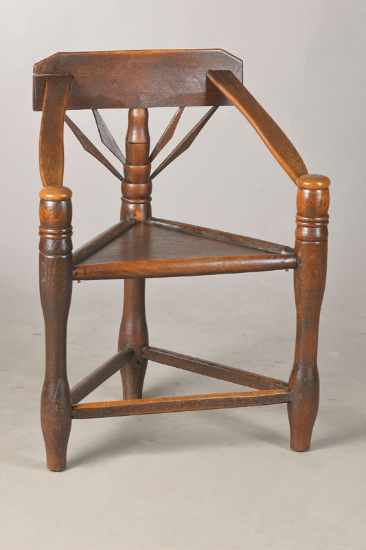 3-Beiniger Jugendstil-Stuhl, deutsch, um 1900, Eiche massiv, dreieckige Konstruktion, gedrechselte Partien, ca. 81x61x46 cm