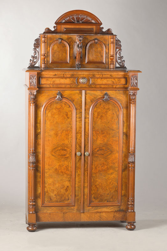 Vertiko, um 1880, Wurzelnussfurnier auf Weichholzkorpus, 2-türig, 1-schübig, Innen Regalböden, mit Aufsatz (dieser stilecht dazugearbeitet), ...