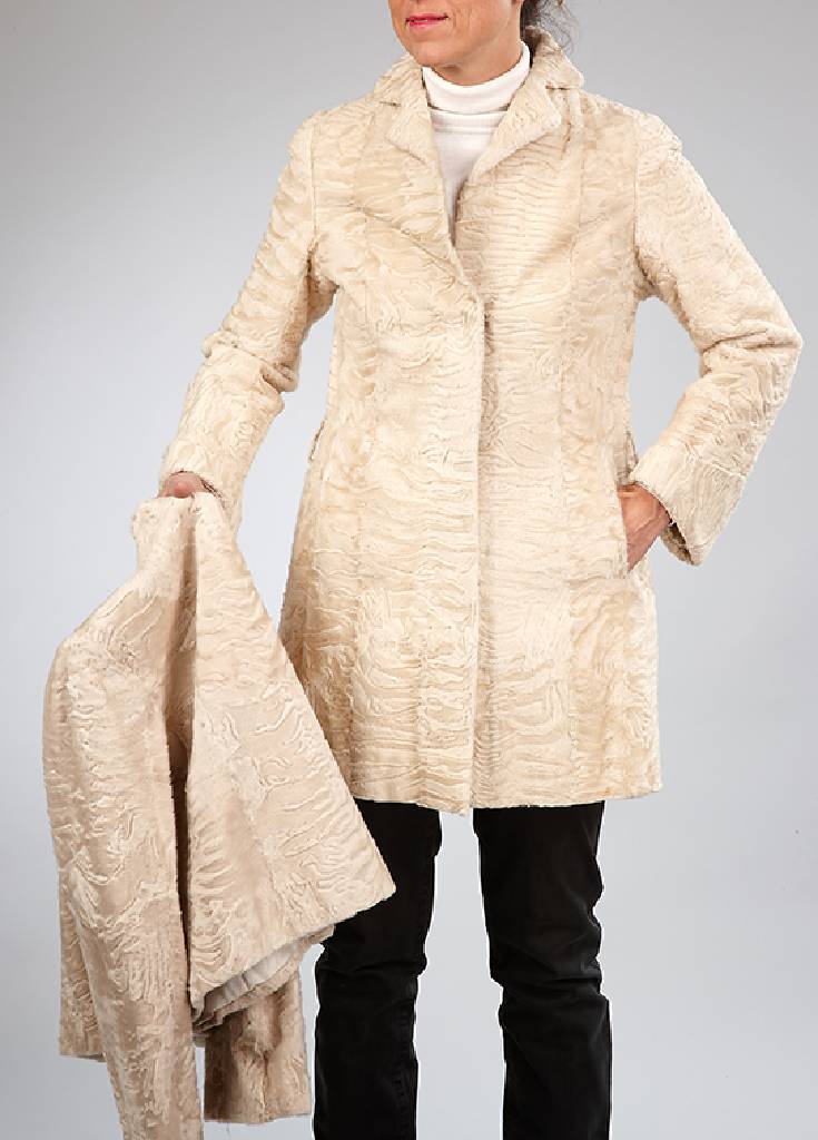 Konvolut 2 Jacken aus cremefarb. Breitschwanzpersianer, Gr. ca. 36, beiges Innenfutter, 1 x Theaterjäckchen, 1 x Longjacke, Rückenl. ca. 53 bzw. ...