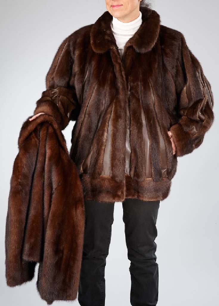 Konvolut 2 Nerzjacken, dunkelbraun, Gr. ca. 40 bzw. 42, 1 x Kurzjacke mit 3/4 Ärmeln, braunes Innenfutter, Rückenl. ca. 61 cm, 1 x mit ...