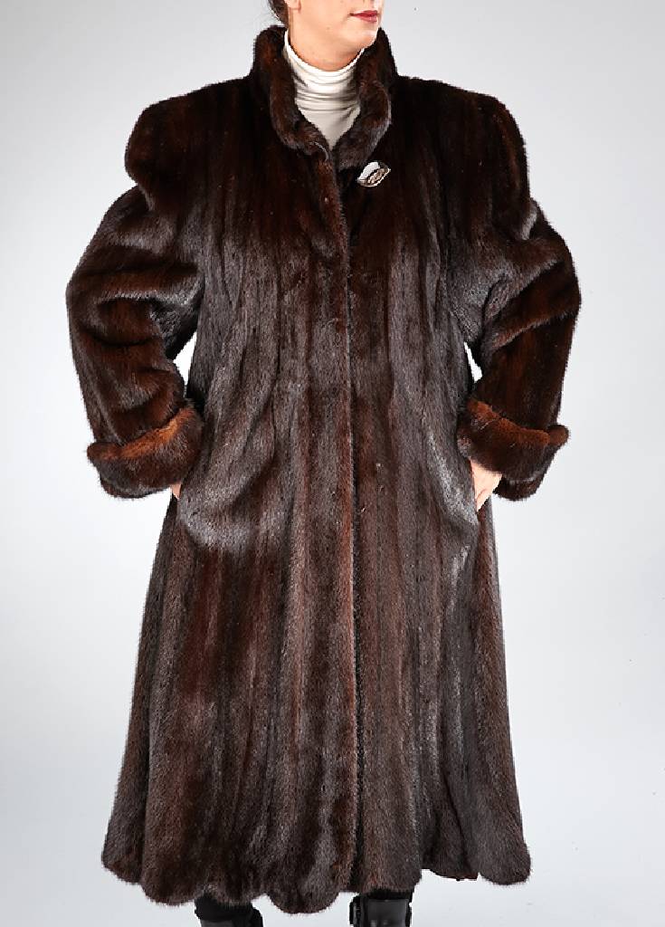Saga Mink Nerzmantel, Gr. ca. 44/46, dunkelbraune Felle längs verarbeitet, Ärmel mit Manschetten, Stehkragen mit Zierknopf, Saum sehr weit ...
