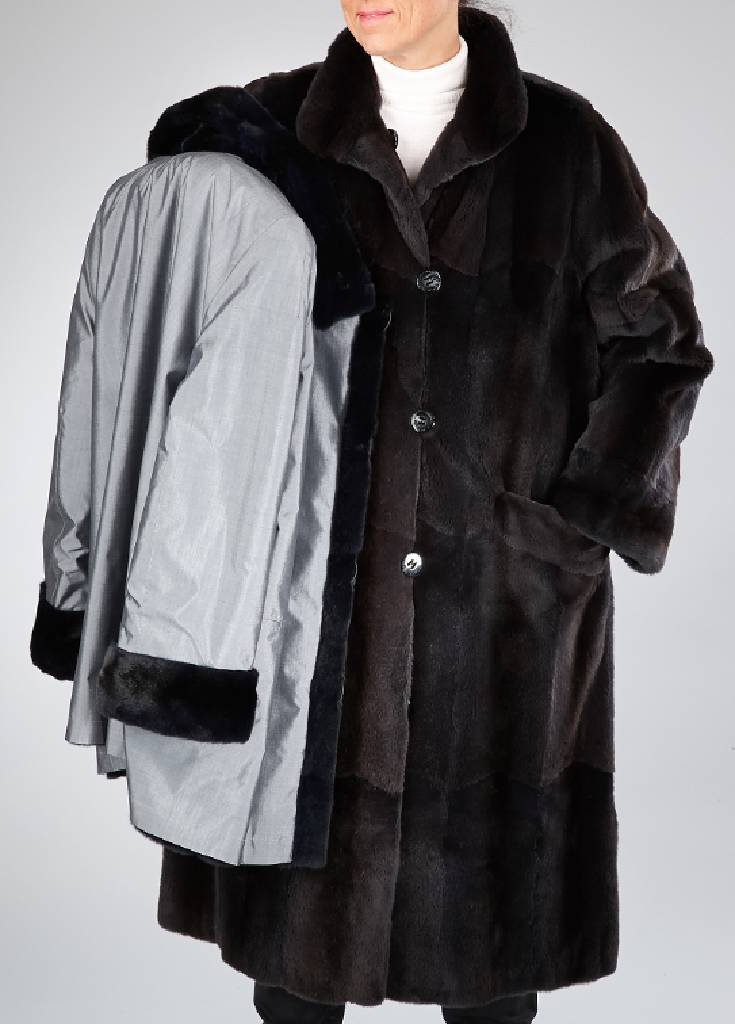 Konvolut Wendemantel und Wendejacke, Gr. ca. 40, silbergraues bzw. anthrazitgraues Popeline mit gefärbtem Wieselfellen gefüttert,Knöpfe bez. ...