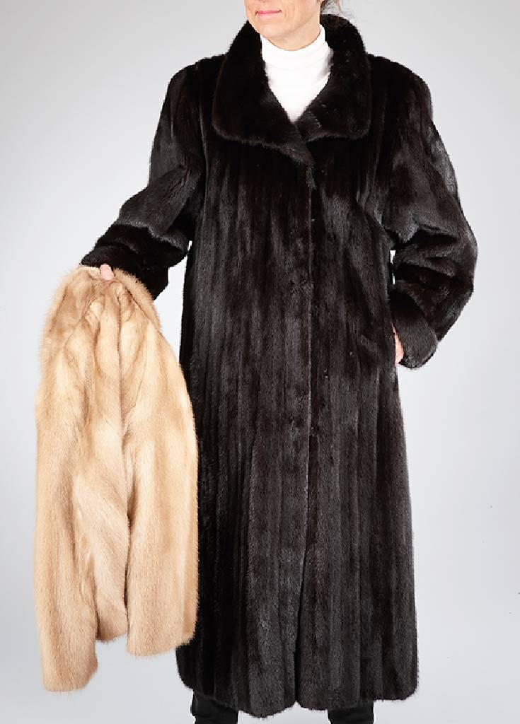 Konvolut aus Nerzjacke und Mantel, Gr. ca. 36 und 40, Hellbraune Kurzjacke, Rückenlänge ca. 53 cm; Saga Mink Mantel, längsverarbeiteteFelle, 2 ...