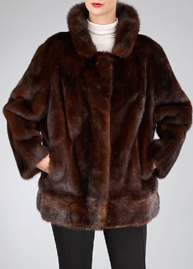 Nerzjacke, Gr. ca. 40/42, Felle längs verarbeitet, zwei seitl. Einschubtaschen, Reverskragen, dunkelbraunes Innenfutter, Rückenl. ca. 70 cm