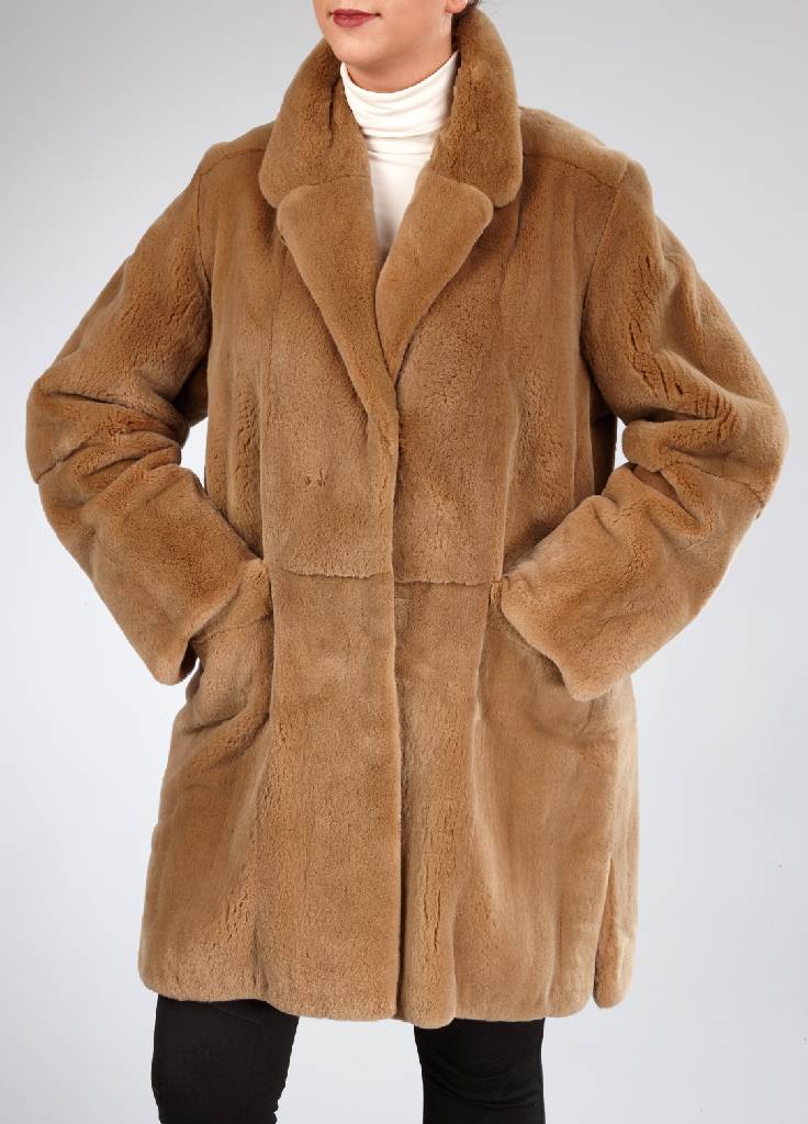 Geschorener BOGNER Nerzmantel, Gr. ca. 40/42, caramelfarb., zwei aufgelegte Taschen, innen mit Tasche, mit Monogramm US, seitlich mit Schlitze, ...