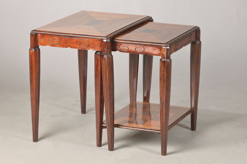Paar Beistelltischchen, sog. Nest-of-Tables, , Frankreich, frühes 20.Jh., Mahagoni massiv, geometrisiendere Bandeinlagen, abgekantete Beine konisch ...