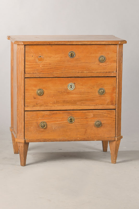 Zierliche klassizistische Kommode, deutsch, wohl südwestdeutsch, um 1820/30, Weichholz, 3-schübig, seitl. Stollen als über Eck gestellte Pilaster ...