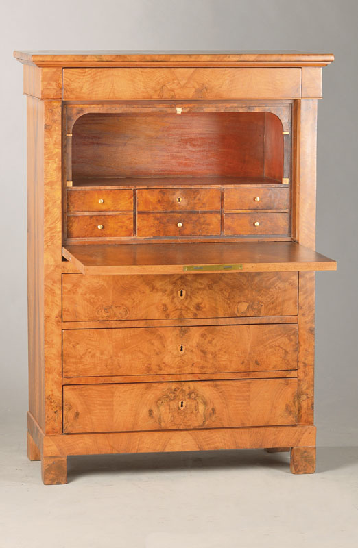 Standsekretär, wohl Baden, um 1825, Nussbaum- bzw. Wurzelnussfurnier z.T. 3-fach gespiegelt verlegt, 4-schübig mit abklappbarer Schreibplatte, im ...