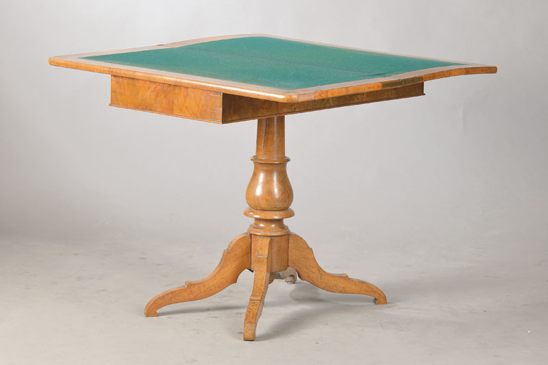 Klapp- bzw. Spieltisch, süddeutsch, um 1830, Nussbaum, Spielfläche dreh- u. aufklappbar, Zargenkasten für Utensilien, Balustersäule mit ...