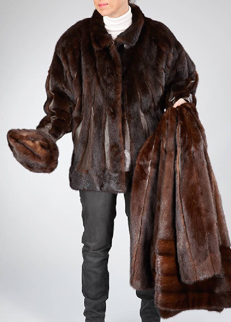 Konvolut 2 Nerzjacken und Hut, 1 x Gr. ca. 38, dunkelbraune längs verarbeitete Felle mit Leder abgesetzt, kl. Stehkragen mit Zierknopf,2 seitl. ...