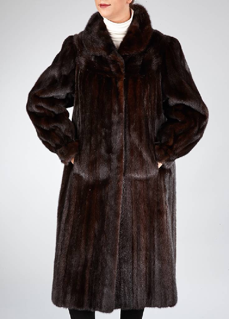 Saga Mink Nerzmantel, Gr. ca. 40/42, längs verarbeitete Felle, 2 seitliche Einschubtaschen, schwarzes Innenfutter mit Tasche, Label: Pelzhaus ...