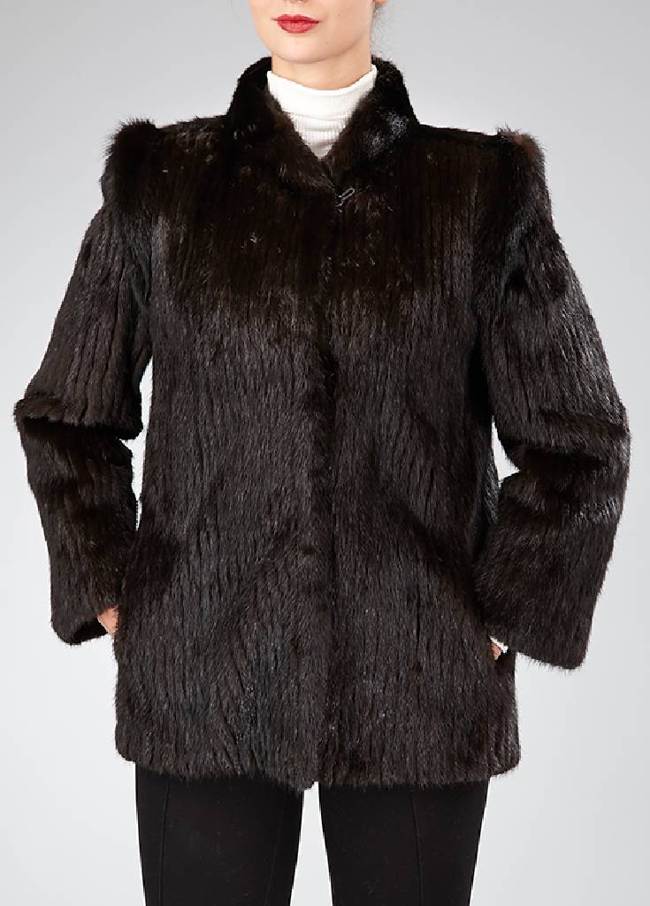 Saga Mink Nerzjacke, Gr. ca. 38, ausgelassene, dunkelbraune Felle längs verarbeitet, kleiner Stehkragen, 2 seitl. Einschubtaschen, schwarzes ...