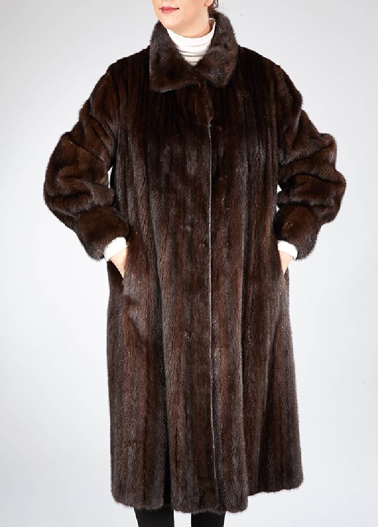 Saga Mink Nerzmantel, Gr. ca. 38, längsverarbeitete Felle, 2 seitliche Einschubtaschen, schwarzes Innenfutter mit Innentasche, Rückenlänge ca. ...
