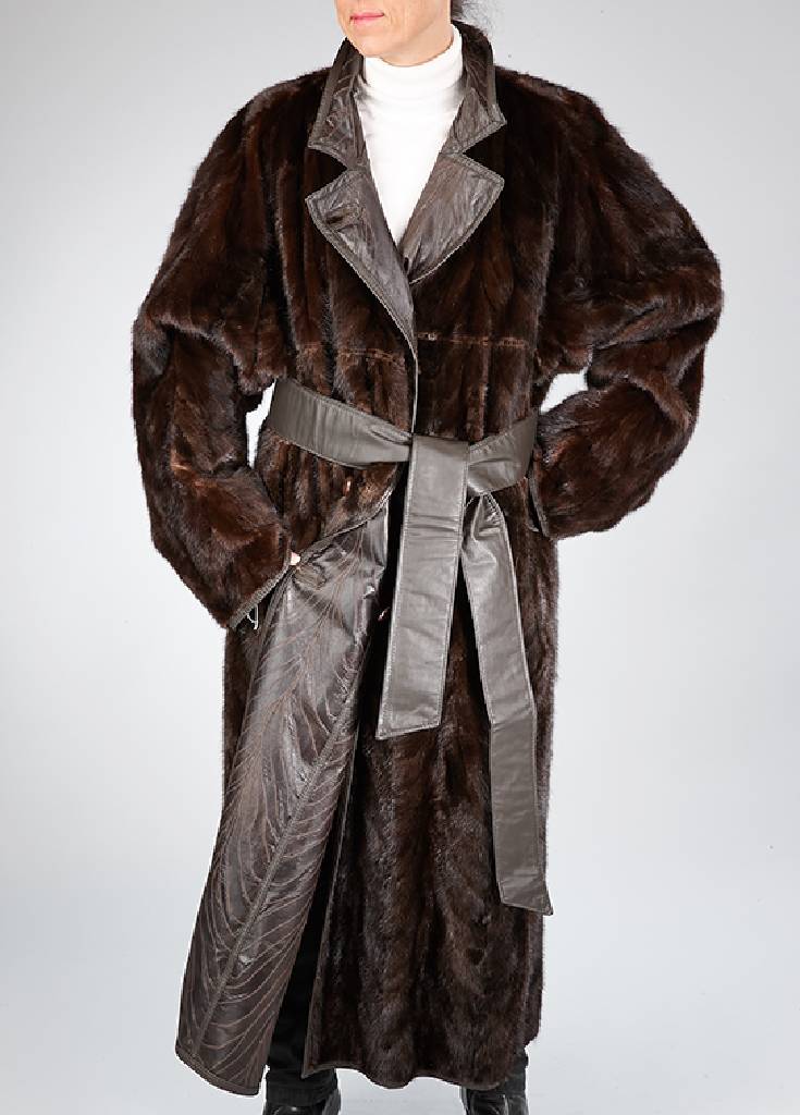 Ledermantel mit Nerzklaueninnenfutter, Gr. ca.42/44, Leder im Fischgrätmuster, Ärmel mit Riegeln, Knopfleiste, Reverskragen, breiter Gürtel, ...