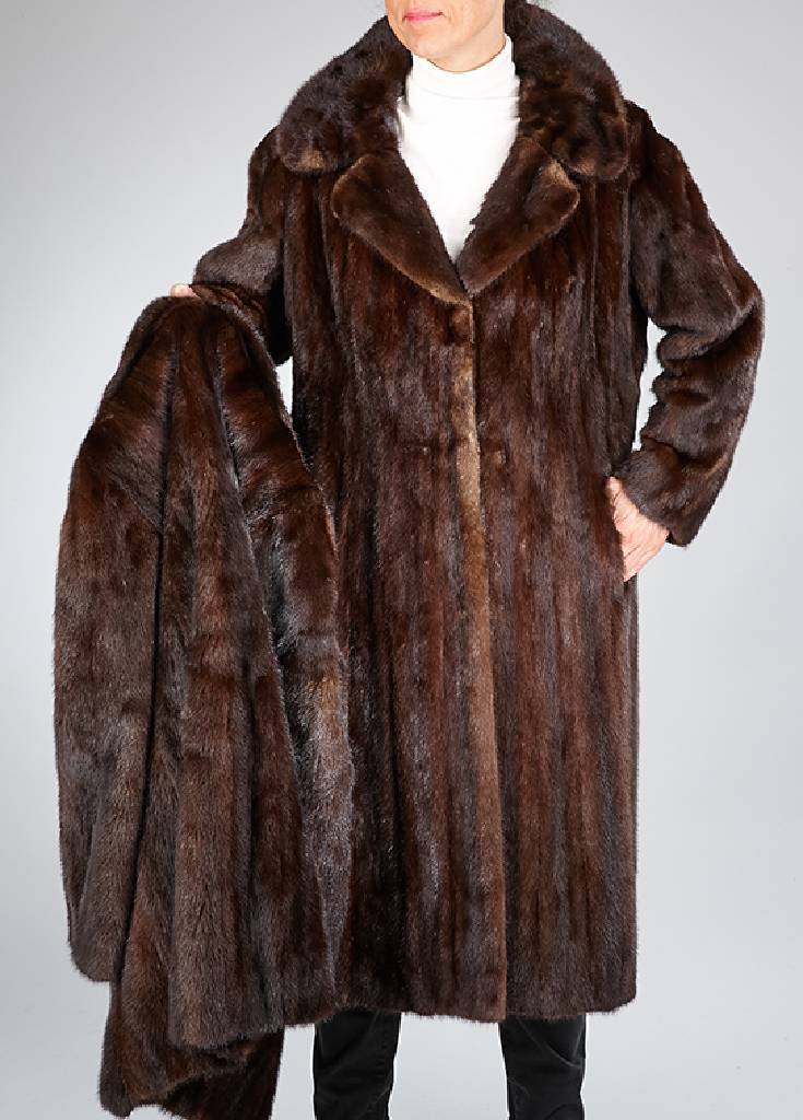 Konvolut aus Nerzen, Gr. ca. 40, best. aus:dunkelbrauner Saga Mink Nerzmantel, längs- verarbeitete Felle, 2 seitl. Einschubtaschen, (1x Innenfutter ...