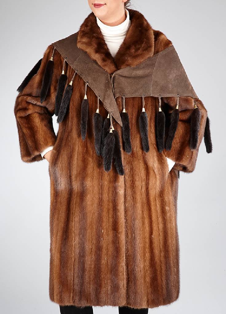Nerzmantel, Gr. ca. 42/44, längsverarbeitete Felle, 2 seitliche Einschubtaschen, kl. Revers Kragen, Rückenlänge ca. 101 cm, dazu Cape aus Leder ...