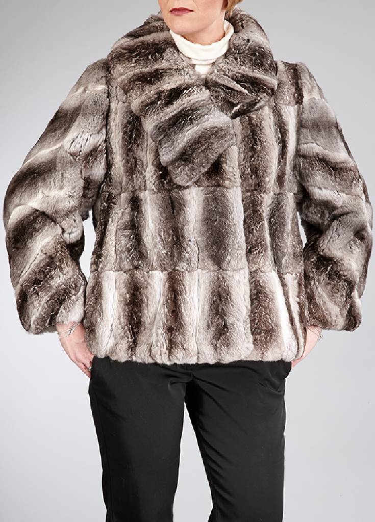 Chinchilla Kurzjacke, Gr. ca. 38, dreiviertel lange Ärmel, schwarzes Innenfuttermit Blumenmotiven, Rückenl. ca. 63 cm