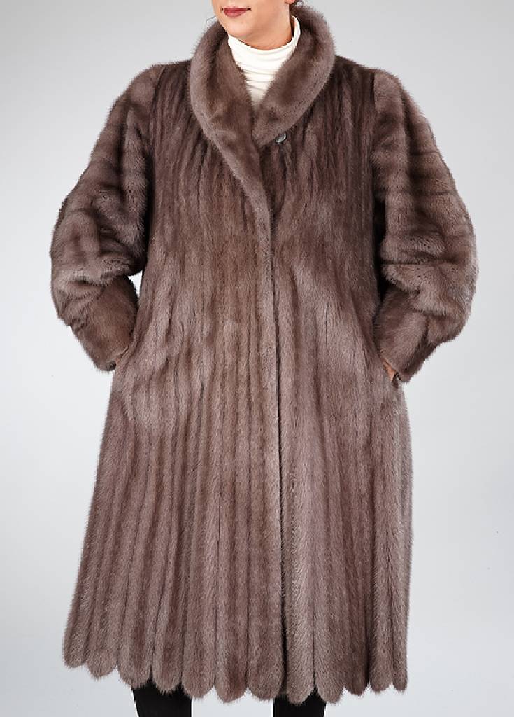 SAGA Mink Nerzmantel, Gr. ca. 38, graue ausgelassene Felle längs verarbeitet, glockenf. ausgestellt, Saum gewellt, Reverskragen, 3/4-Ärmel, 2 ...