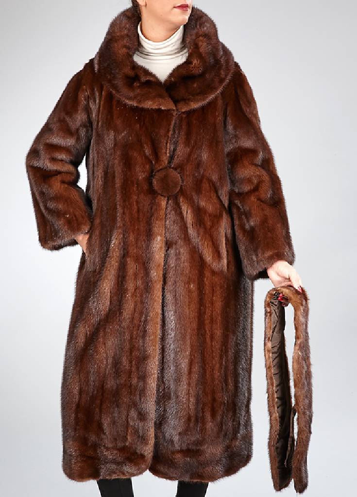 Dunkelbrauner Nerzmantel, Gr. ca. 40/42, breiter Rundkragen, großer Pelz-Zierknopf, wurde gekürzt, braunes Innenfutter, gerade Ärmel, Rückenl. ...
