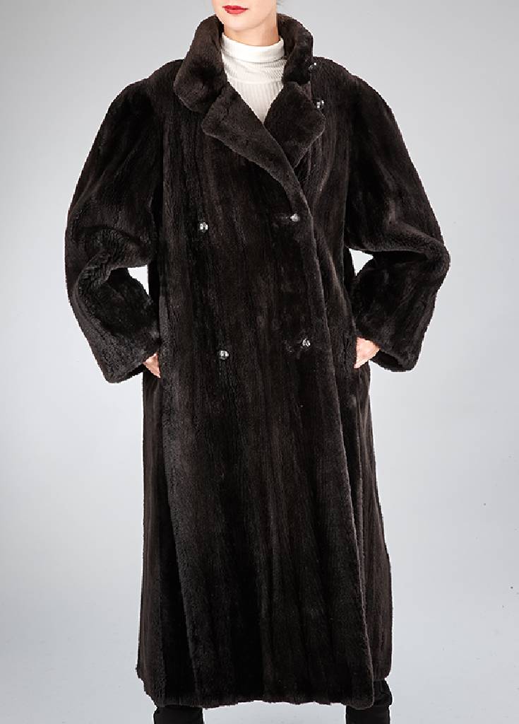 JIL SANDER Mantel aus geschorenem Nerz, Gr. ca. 44/46, Innenfutter mit Schriftzügen, seitl. Gehschlitze, Lederknöpfe, kleiner Kragen, Rückenl. ...