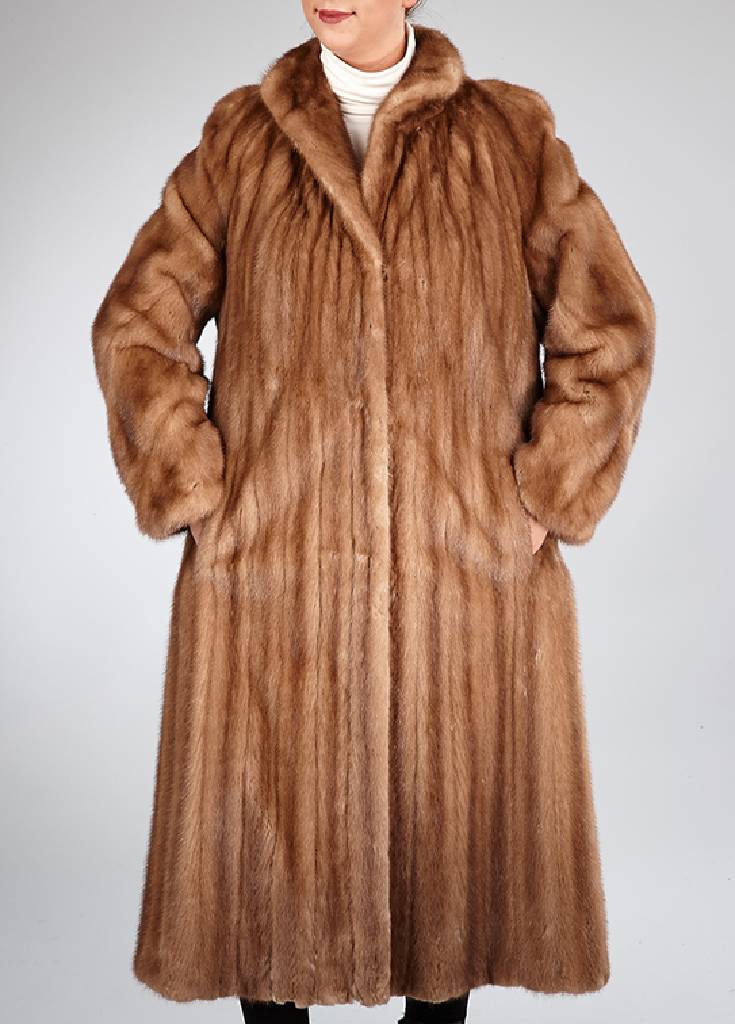 Hellbrauner Nerzmantel, Gr. 42, Label: Saga Mink, braunes Innenfutter, 2 Einschubtaschen, Rückenl. ca. 115 cm