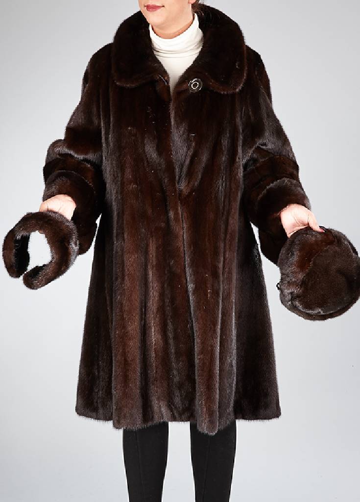 SAGA MINK Nerzswinger, Gr. ca. 38/40, dunkelbraune Felle längsverarbeitet, Kragen mit Zierknopf, buntes Innenfutter, 2 seitl. Einschubtaschen, ...