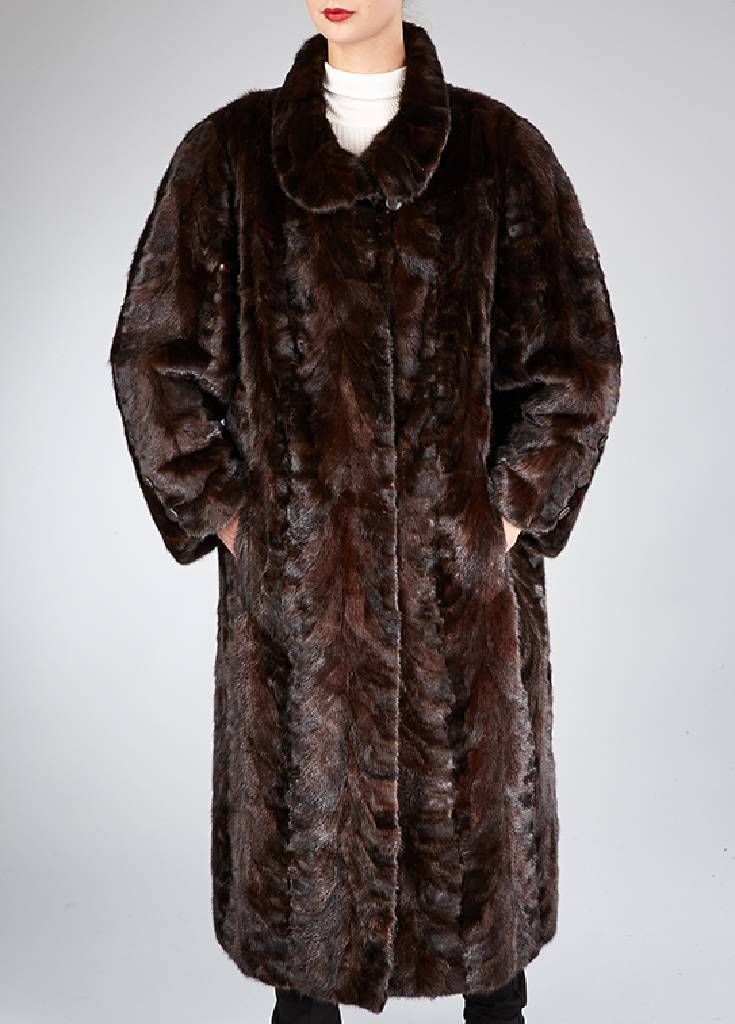 Dunkelbrauner Nerzklauenmantel, Gr. ca. 44/46, dunkelbraune Felle längs verarbeitet, Reverskragen mit Zierknopf, Innenfutter dunkelbraun gemustert, ...