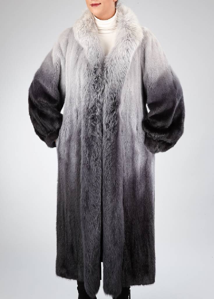 Grauer Nerzmantel mit Fuchs, Gr. ca. 38/40, Felle im Verlauf von grau zu schwarz längs verarbeitet, Front umlaufend mit Fuchs, blauesInnenfutter ...