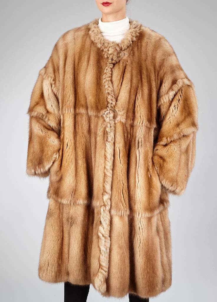 FENDI-Goldzobelmantel, Gr. 42, Fransenabschluss, beigefarb. Innenfutter, Label: Pellicce Moda Pronta, 2 Einschub- taschen, 2 Zierknöpfe bez. Fendi, ...