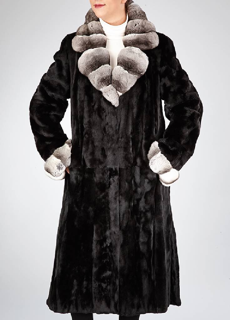 Schwarzer Samtnerzmantel mit Chinchilla, Gr. ca. 40, 2 seitl. Einschubtaschen, Gehschlitze, Schalkragen und Manschetten aus Chinchilla, Rückenl. ...