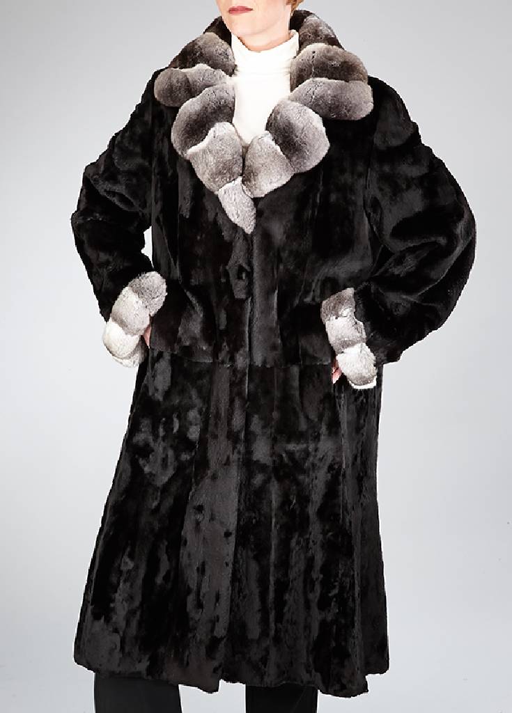 Schwarzer Samtnerzmantel mit Chinchilla, Gr. 42, 2 seitl. Einschubtaschen, Gehschlitze, Schalkragen und Manschetten aus Chinchilla, Rückenl. ca. ...