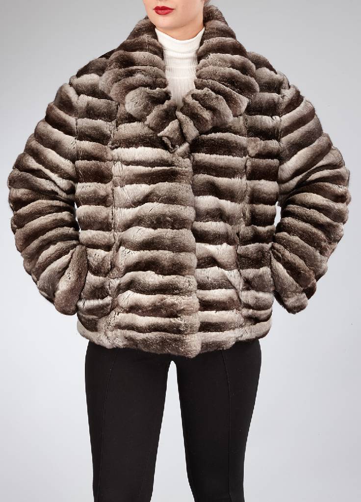 Chinchilla Kurzjacke, Gr. ca. 38/40, quer verarbeitet, 2 Einschubtaschen, Schalkragen mit Zierknopf, bläuliches Innenfutter mit Zebramuster, ...