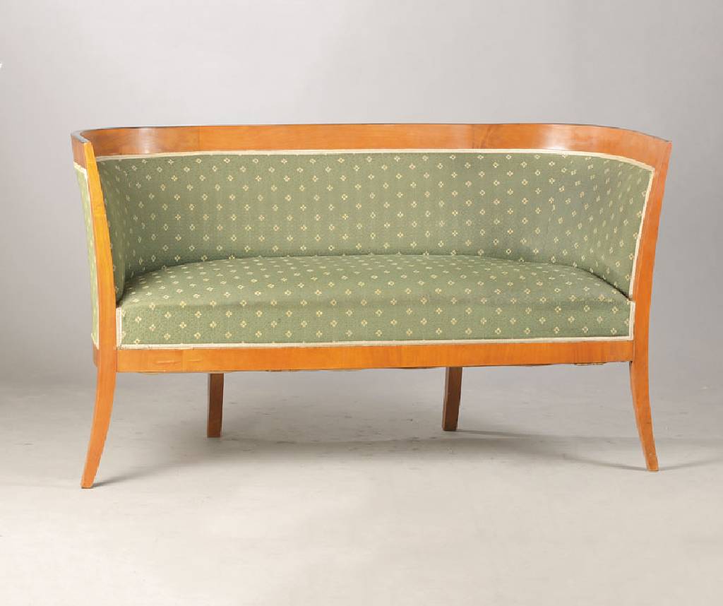 Salonbank, deutsch, um 1900, Kirschbaum massiv u. furniert, ca. 84x145x63 cm, l. Alterssp.