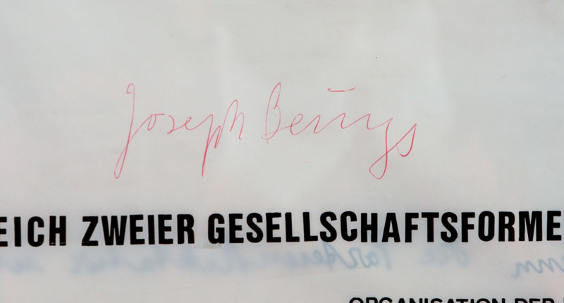 Detail a: Joseph Beuys, 1921-1986, Ein Vergleich zweier Gesellschaftsformen, Multiple, Plastiktüte, beidseitig bedruckt, Rückseite zeigt das Diagramm ...